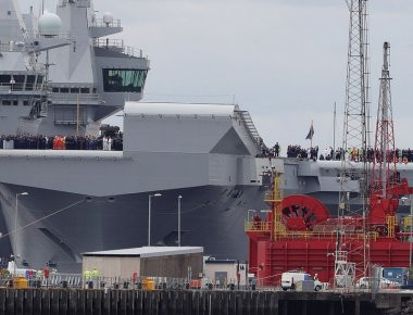 Η Βρετανία έχει ξανά αεροπλανοφόρο: Το HMS Queen Elizabeth βγήκε για πρώτη φορά στη θάλασσα